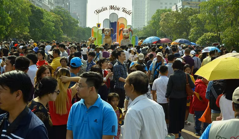 Từ sáng sớm hôm nay 14/2 (29 Tết), hàng vạn người dân từ khắp nơi dồn dập đổ về đường hoa Nguyễn Huệ (TP.HCM) để tham quan, chụp ảnh...