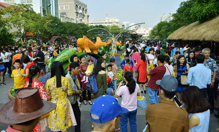 Nhiều gương mặt lộ vẻ mệt mỏi vì sự đông đúc và không khí ngột ngạt, nóng bức ở đường hoa giữa trưa 29 Tết.