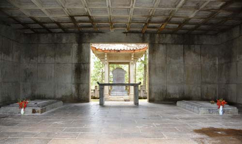 Lăng mộ Quận công Nguyễn Hữu Hào và Nhị phẩm phu nhân Lê Thị Bính