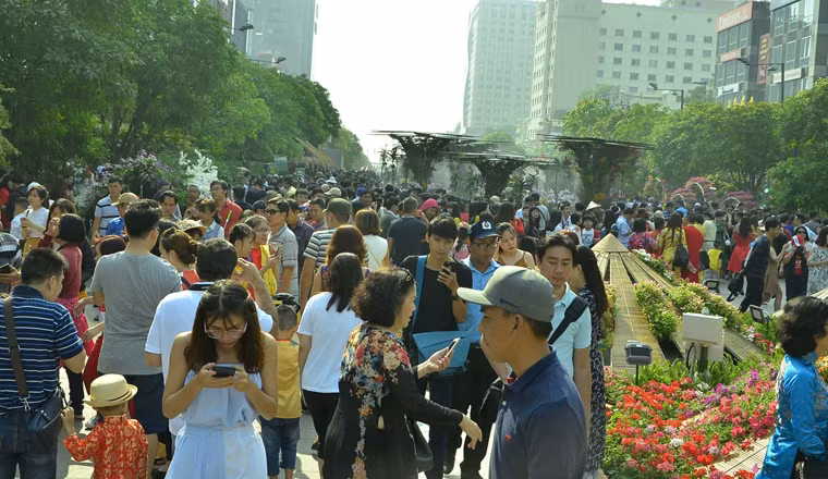"Tối nay mới về quê, vì vậy tôi và những người bạn đã quyết định đến ngắm đường hoa Nguyễn Huệ cho thỏa sự đam mê mà từ lâu nghe nói chứ chưa được đến", chị Luận, công nhân khu chế xuất Linh Trung, quê tỉnh Quảng Bình chia sẻ.