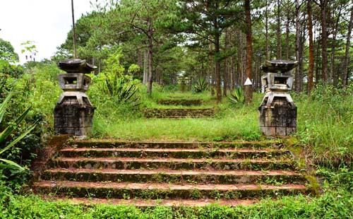 Lối lên lăng Quận công Nguyễn Hữu Hào ở TP. Đà Lạt.