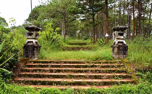 Lối lên lăng Quận công Nguyễn Hữu Hào ở TP. Đà Lạt.