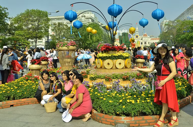 Du khách chụp ảnh tại đường hoa.