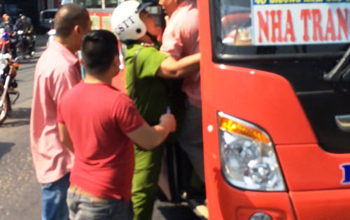 Canh sat no ba phat sung tran ap xe khach chong doi-Hinh-4