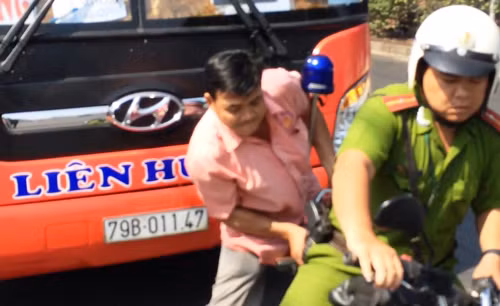 Canh sat no ba phat sung tran ap xe khach chong doi-Hinh-3