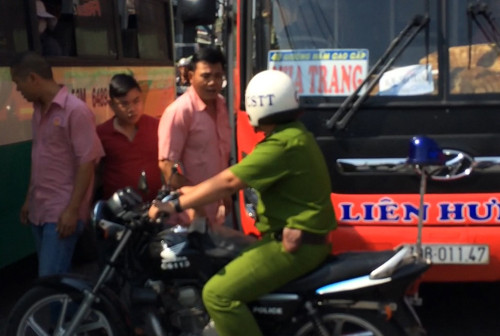 Canh sat no ba phat sung tran ap xe khach chong doi