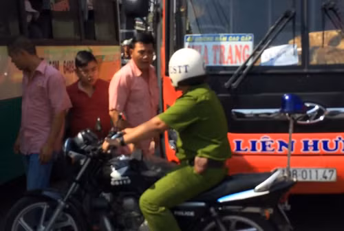 Canh sat no ba phat sung tran ap xe khach chong doi