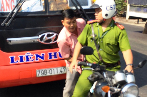 Canh sat no ba phat sung tran ap xe khach chong doi-Hinh-2