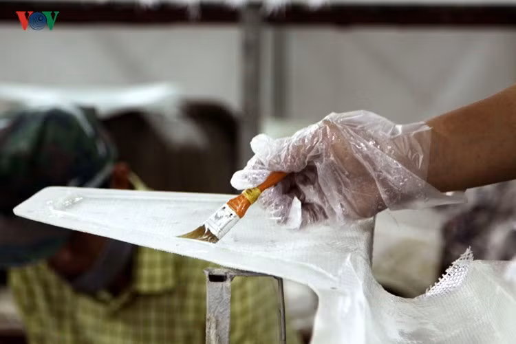 Đuôi máy bay trong quá trình sản xuất phần vỏ...