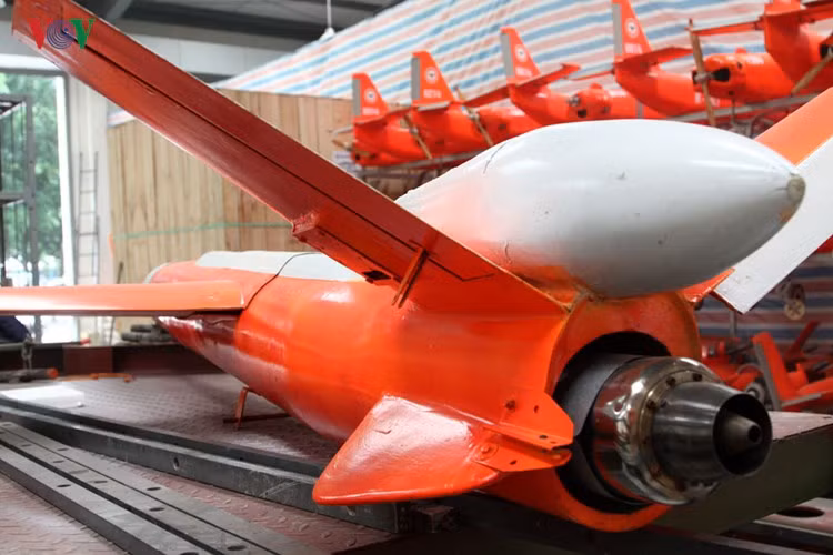 ...hoặc động cơ phản lực, cho phép bay với tốc độ lớn hơn.