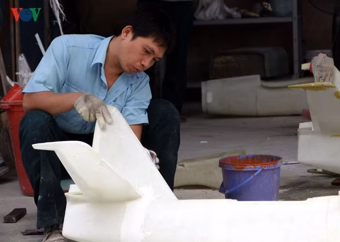 Chế tạo phần vỏ máy bay không người lái.