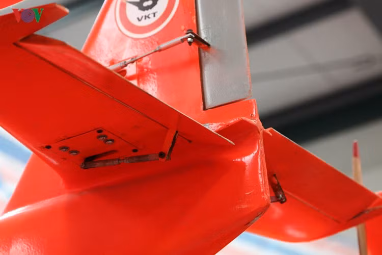 ...và sau khi đã lắp đặt hoàn thiện lên máy bay.