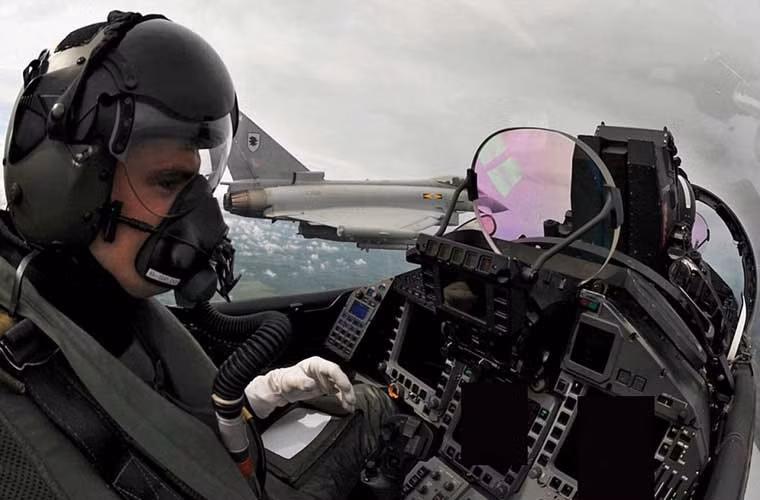 So với các chiến đấu cơ thế hệ 4 trên thế giới, buồng lái và giao tiếp người/máy của Typhoon được tuyên bố là rất hiện đại giúp giảm bớt nhiều khối lượng công việc của phi công. Có thể thấy rõ trong ảnh, buồng lái của Typhoon được trang bị các màn hình màu và HUD hiển thị thông tin rõ ràng, dễ nhìn. Chưa kể, phi công lái còn trang bị hệ thống hiển thị mục tiêu trên mũ bay tích hợp khả năng phóng tên lửa chỉ bằng một cái "ngoái nhìn".