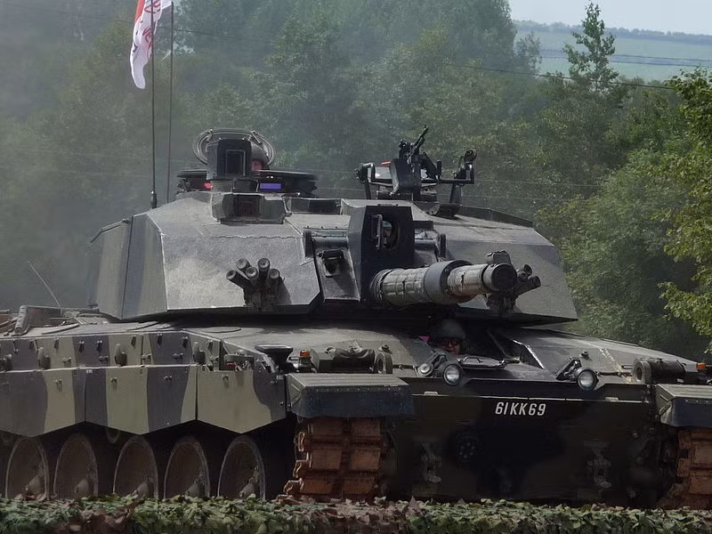 Trong lĩnh vực trang bị lục quân, BAE System chính là nhà phát triển chính của dòng xe tăng chủ lực Challenger 2 danh tiếng của Quân đội Hoàng gia Anh. Loại xe tăng này được biết tới là sở hữu công nghệ giáp tối mật được xưng tụng “tốt nhất thế giới”. Dù cho không có giáp phản ứng nổ, Challenger 2 được cho là vẫn đủ sức chống lại được những vũ khí chống tăng mạnh nhất của Nga.