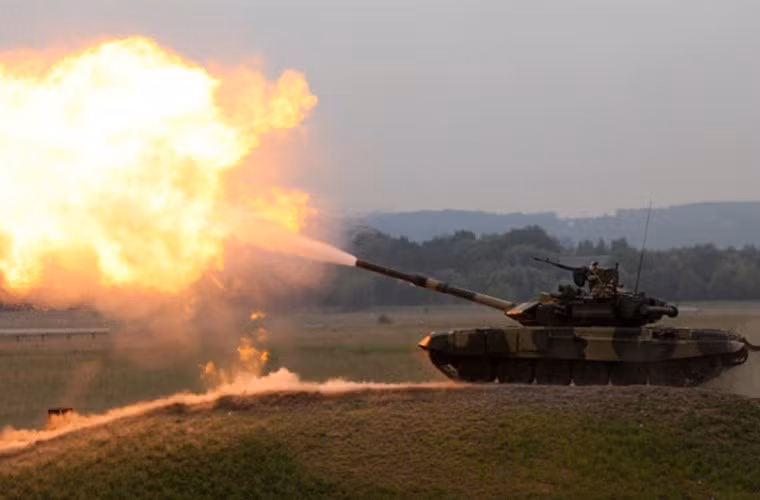 Xe tăng T-90A Vladimir trang bị hệ thống phòng vệ đa lớp là sự kết hợp của giáp composite, giáp phản ứng nổ Kontakt-5 và hệ thống phòng vệ chủ động Shtora-1. Các cuộc thử nghiệm và cả thực chiến tại Syria cho thấy, chỉ với giáp composite cùng Kontak-5 đủ sức để chống lại cuộc tấn công của tên lửa chống tăng (ATGM) và súng chống tăng hiện đại. Ngay cả một trong những loại ATGM mạnh nhất của Mỹ - BGM-71 TOW nhiều lần bất lực trước loại tăng này.