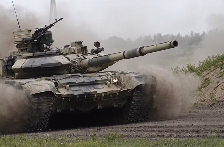 15 chiếc xe tăng chủ lực T-90A Vladimir đã được Quân đội Nga đưa tới Syria tham gia cuộc chiến chống phiến quân IS. Xe tăng T-90A được xếp vào một trong những loại tăng chủ lực hiện đại nhất thế giới, nằm trong số ít xe tăng có sức mạnh cân bằng ba yếu tố giáp bảo vệ - hỏa lực – cơ động. 