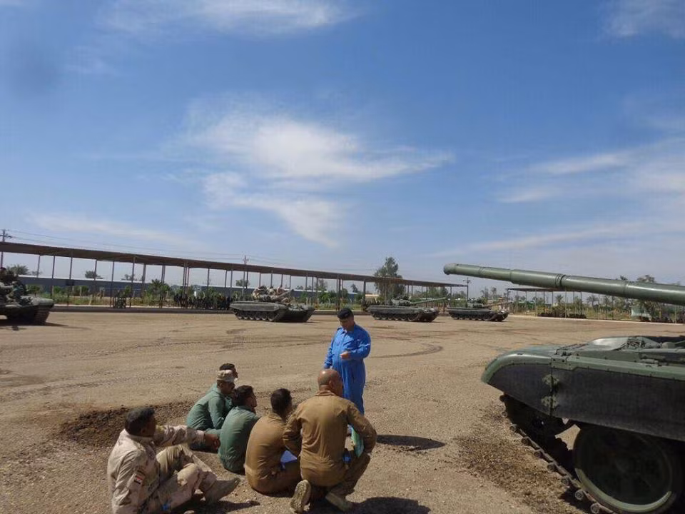 Ngay khi được đưa tới Iraq, quân đội nước này đã khẩn trường thực hiện ngay lập tức việc huấn luyện binh sĩ vận hành. Ảnh: Chuyên gia Serbia đang hướng dẫn binh sĩ Iraq về T-72M1.