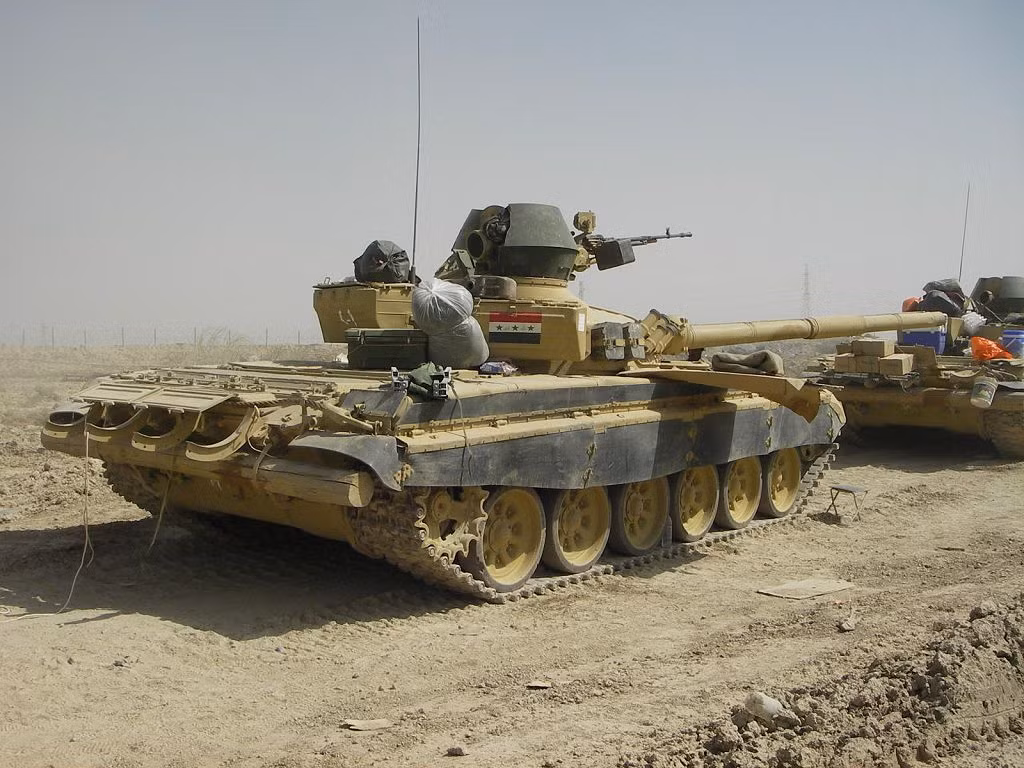 Một chiếc T-72M1 được Quân đội Iraq lắp thêm giáp lồng bao bọc lấy vị trí nắp của của xa trưởng. Việc làm này để tăng khả năng sống sót khi người này phải ra ngoài vận hành khẩu đại liên 12,7mm.