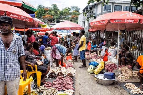 Cùng nhìn các sạp hàng nho nhỏ trong chợ trung tâm ở thủ đô Solomon. Ảnh Sina