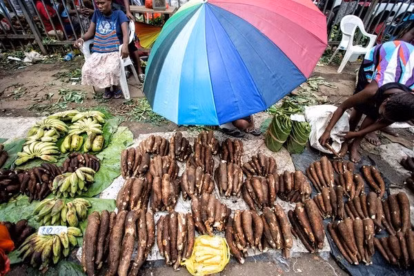Cận cảnh những mặt hàng bán ngay trên nền đất trong chợ. Ảnh Sina