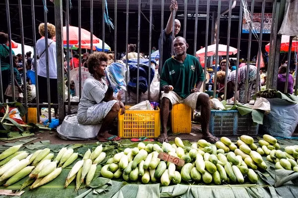 Ngô, dưa chuột bán trong chợ. Ảnh Sina