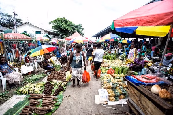 Các gian hàng bày bán la liệt dọc khắp khu chợ trung tâm Honiara này. Ảnh Sina
