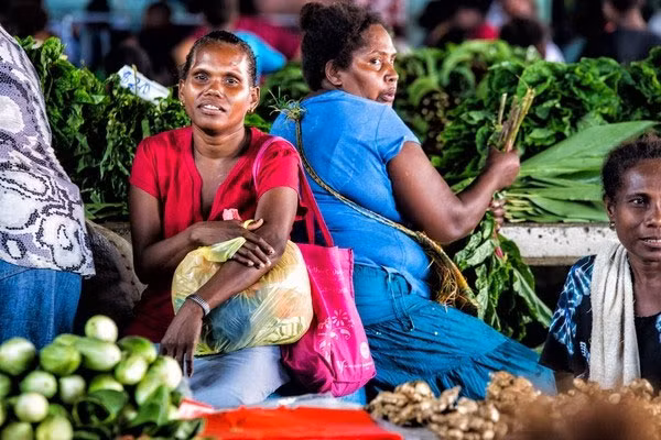 Những người bán hàng trong chợ lọt vào ống kính. Ảnh Sina
