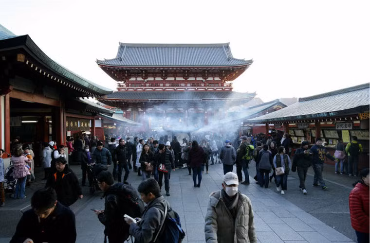 Một hình ảnh khác tại đền Sensoji vào những ngày đầu năm âm lịch 2017. Ảnh Sina