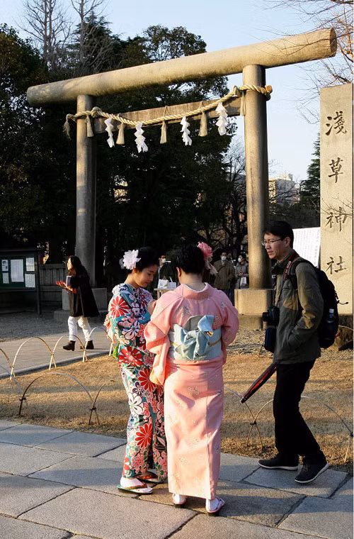 Hai thiếu nữ Nhật Bản vận trang phục truyền thống tới đền. Ảnh Sina