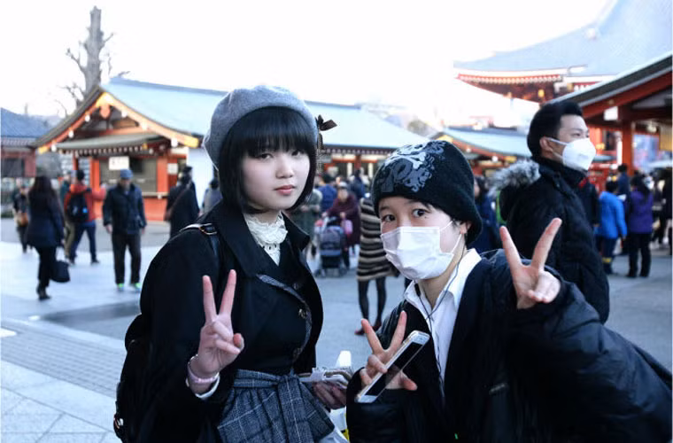 Hai nữ sinh Nhật Bản tạo dáng chụp ảnh trước ống kính của du khách Trung Quốc. Ảnh Sina