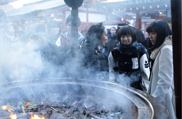 Cảnh tượng nghi ngút khói hương tại đền này. Ảnh Sina