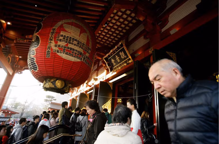 Ngôi đền cổ Sensoji thường là nơi người dân Nhật Bản và các du khách thập phương lui tới vào đêm giao thừa và những ngày đầu năm. Ảnh Sina