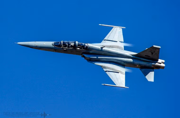 Với radar EL/M-2032, mũ bay DASH IV và tên lửa Derby, Python-5 đem lại lần đầu tiên khả năng không chiến ngoài tầm nhìn cho tiêm kích F-5E/F của Thái Lan.