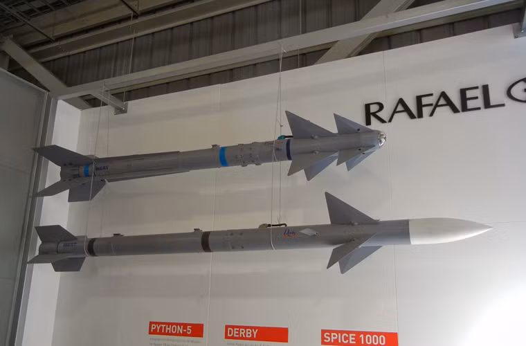 Dĩ nhiên, tiêm kích F-5E/F sẽ được trang bị vũ khí mới gồm tên lửa không đối không Python-5 và Derby. Trong đó, Python-5 trang bị khả năng "lock mục tiêu sau khi phóng, tấn công mọi hướng" với đầu dẫn hồng ngoại quang học, tầm bắn 20km; còn Derby là tên lửa đối không tầm trung có tầm bắn tới 50km, dùng đầu tự dẫn radar chủ động.