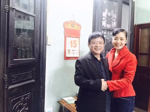 "Cả gia đình tôi cùng 20 hộ dân ở đây sẽ tiếp tục bảo vệ khu nhà văn nghệ sĩ này, nơi gìn giữ ký ức và niềm tự hào của Hà Nội. Biết đâu một ngày, nơi đây sẽ được trở thành một bảo tàng danh nhân, một không gian nghệ thuật và triển lãm đích thực để không còn những thứ "tranh nhái" hàng ngày vẫn nhanh nhản giữa lối đi của những người làm nghệ thuật đích thực", bà xã nhạc sĩ Đỗ Hồng Quân từng chia sẻ sau vụ cháy tầng 1 khu nhà do chập điện.