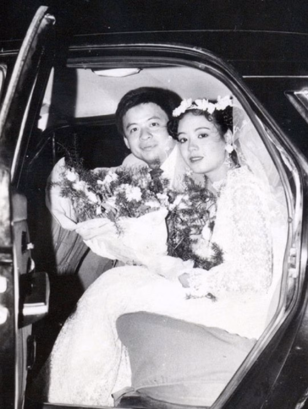 Đám cưới "gây náo loạn" đường phố Hà Nội thập niên 80, NSƯT Chiều Xuân mặc váy trắng, xinh đẹp và rạng rỡ. NSƯT Chiều Xuân từng chia sẻ với Dân Việt, váy cưới của bà thuê từ cửa hiệu của nhà diễn viên Mai Châu - cửa hiệu váy cưới nổi tiếng nhất Hà Nội ngày ấy. Hoa cưới được đặt từ một tiệm hoa lâu đời ở phố Cửa Nam. Chiếc gương nữ nghệ sĩ soi là món quà cha mua từ miền Nam vào năm 1976. Mốt thời đó của các cô dâu là phải có tấm hình đang soi gương. "Ở thập niên 1980, ảnh màu rất đắt nên ảnh cưới đa phần là in đen trắng, chỉ có một số tấm đặc biệt mới được in màu", nữ diễn viên kể lại.