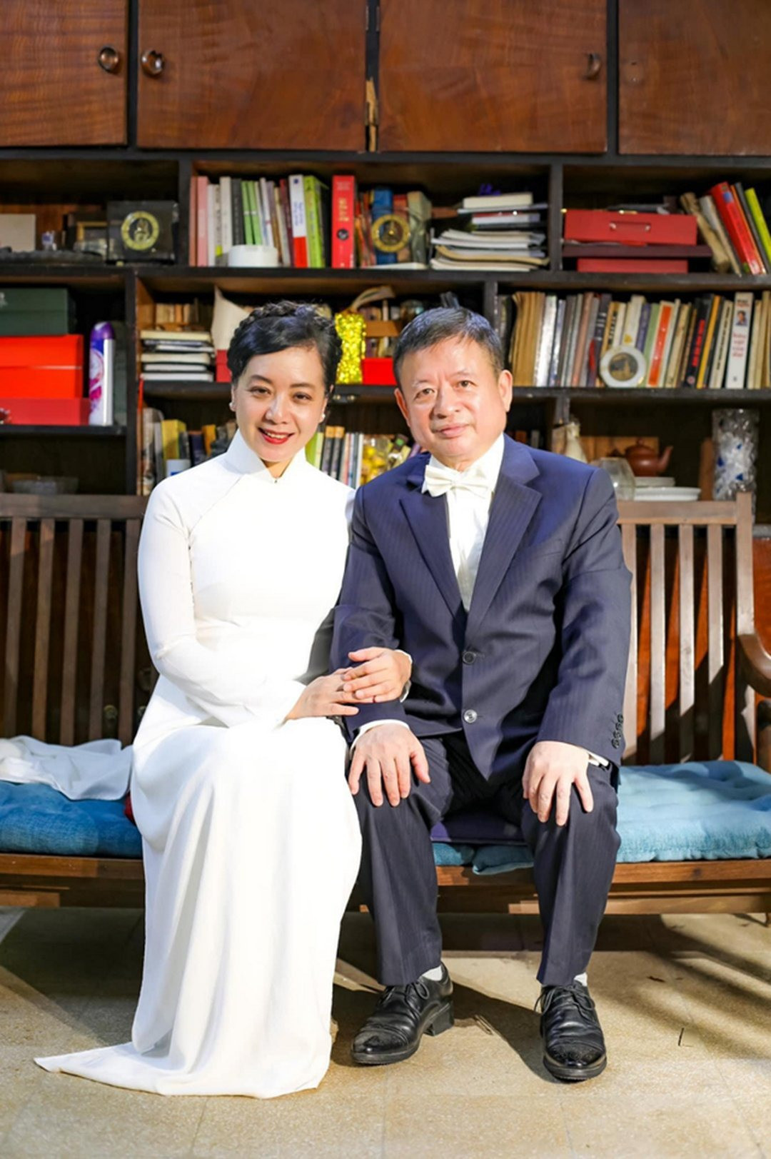 Gần 40 năm gắn bó, hôn nhân NSƯT Chiều Xuân và ông xã - nhạc sĩ Đỗ Hồng Quân luôn gắn bó và cùng nhau xuất hiện bên nhau trong các sự kiện. Trên trang cá nhân, nữ nghệ sĩ từng gửi lời yêu thương tới người bạn đời: "Em cảm ơn anh, người chồng yêu thương của em, luôn bên em trong những lúc vui vẻ hạnh phúc, những lúc gian nan vất vả và những lúc khó khăn nhất". Được biết, vợ chồng diễn viên Chiều Xuân sống trong căn biệt thự cổ ở 65 Nguyễn Thái Học (quận Ba Đình, thành phố Hà Nội) được xây dựng từ những năm 1930. Đây là nơi sinh sống của 5 hộ gia đình với hơn 20 nhân khẩu, chủ yếu là giới văn nghệ sĩ, trí thức Hà Nội như nhạc sĩ Đỗ Nhuận, họa sĩ Phan Chánh, Nguyễn Sáng, cố họa sĩ Nguyễn Tư Nghiêm, Trần Đông Lương, Mai Văn Hiếu, nhà văn Vũ Tú Nam, Văn Thanh Hương. Gia đình nghệ sĩ ưu tú Chiều Xuân sống tại tầng 2 của căn biệt thự này.