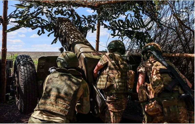 Chiến đấu không chỉ diễn ra trong làng mà còn lan sang khu vực biệt thự nghỉ dưỡng lân cận. Trận chiến tại khu vực này đặc biệt dữ dội, binh lính hai bên chiến đấu quyết liệt trong làn đạn để giành từng tấc đất. Ảnh: TASS.