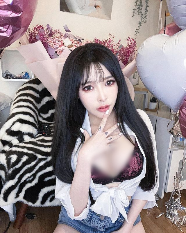 Phát triển hình ảnh theo hướng bốc lửa, gợi cảm, tuy nhiên San San cũng không ngại lợi dụng điều này để gây sự chú ý, trở nên nổi tiếng hơn.