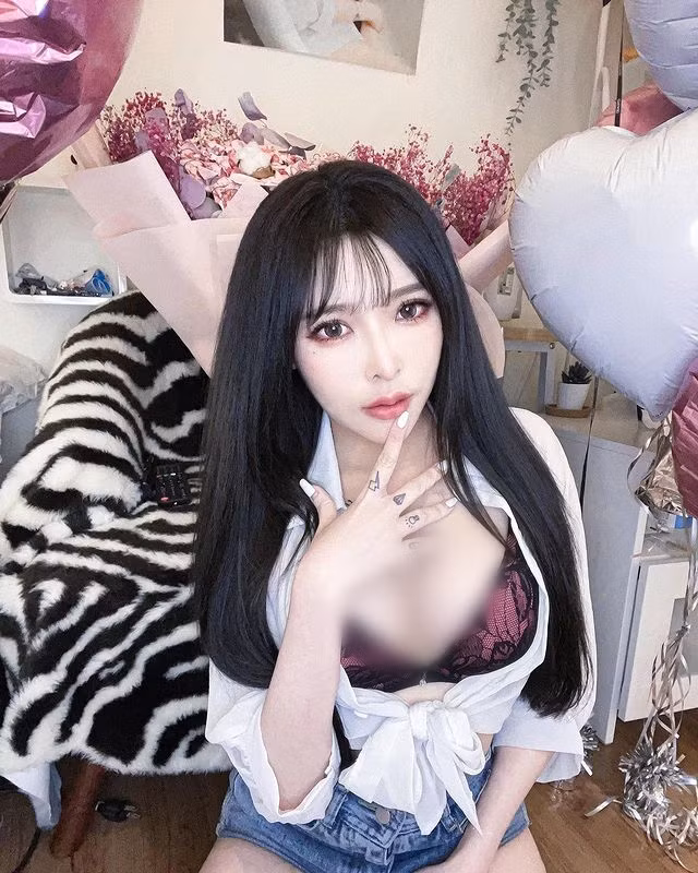 Phát triển hình ảnh theo hướng bốc lửa, gợi cảm, tuy nhiên San San cũng không ngại lợi dụng điều này để gây sự chú ý, trở nên nổi tiếng hơn.