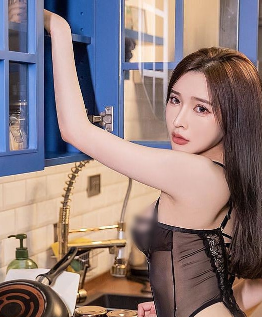 Trước đó, cô nàng cũng từng khiến cộng động mạng "dậy sóng" trước những hình ảnh mặc nội y gợi cảm, trong suốt để nấu ăn.