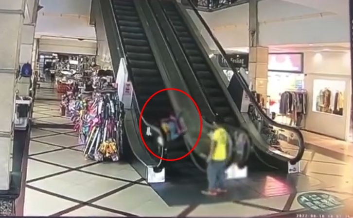 Con gai gap tai nan thang may, me xem camera cuc phan no vi...