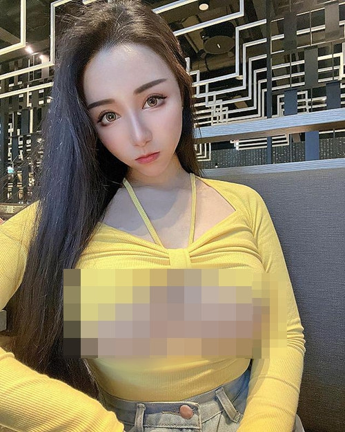 Không thiếu những hình ảnh hot girl gợi cảm mặc áo hở chân ngực, khoe vòng một lộ liễu ở nơi công cộng.