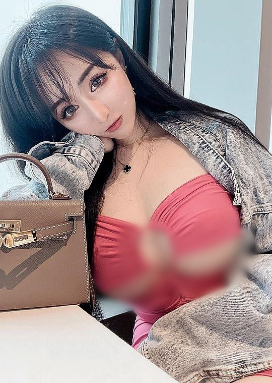 Cô nàng thoải mái diện những thiết kế ngắn và hở đến mức không che hết điểm nhạy cảm trên cơ thể.