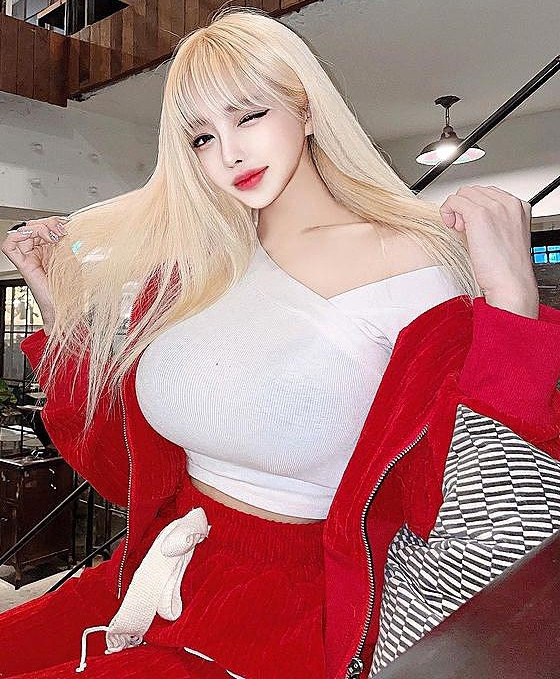 Thực tế, dù có diện đồ kín đáo, Lovely vẫn không giấu được nét cuốn hút mê người của cô nàng.