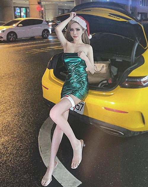 Dù thời tiết có ra sao, nóng nực hay buốt lạnh, Vân Yên vẫn trung thành với phong cách hở bạo.