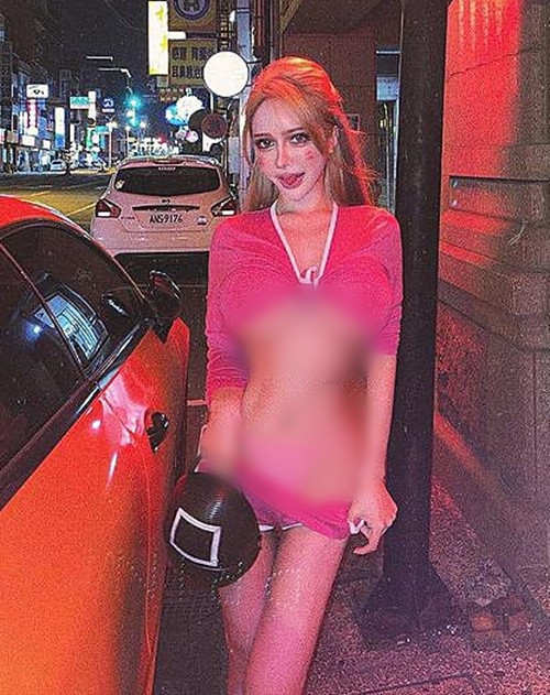 Đủ kiểu thiết kế giúp cô nàng phô diễn tối đa đường cong gợi cảm của mình, thể hiện hoàn hảo phong cách riêng.