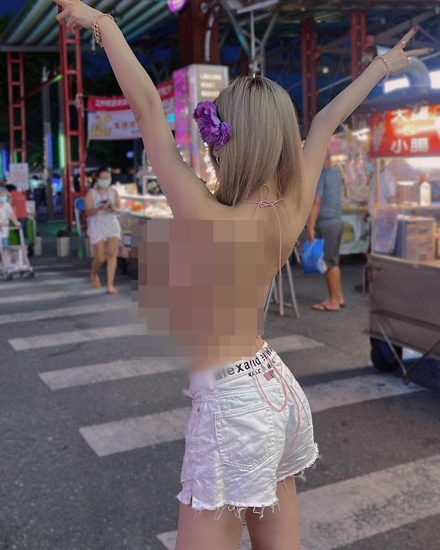 Điển hình nhất là màn diện đồ hở hang, mặc như không mặc này của Vân Yên. Chiếc áo của cô nàng vừa ngắn vừa bé xíu, lộ vòng 1 hớ hênh. Vậy mà, cô nàng vẫn thản nhiên khoe dáng giữa đường.