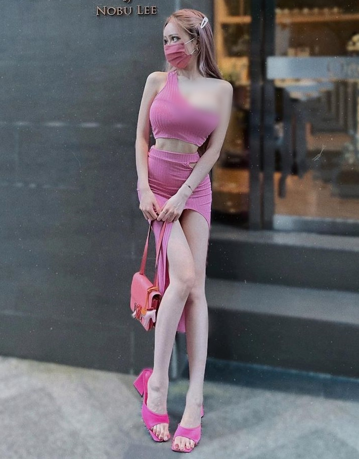 Mới đây, hình ảnh hot girl gợi cảm Vân Yên diện cả một set đồ màu hồng nổi bật đi dạo phố đã gây được sự chú ý lớn. Cô nàng trông giống hệt một nàng búp bê, vì vậy, có người đã gọi Vân Yên là búp bê sống.