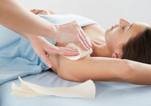 Khi nhắc đến chuyện làm đẹp, rất nhiều người sẽ nghĩ đến việc triệt lông đầu tiên. Tuy nhiên, lông trên cơ thể con người đều có chức năng, nhiệm vụ riêng. (Ảnh minh họa)